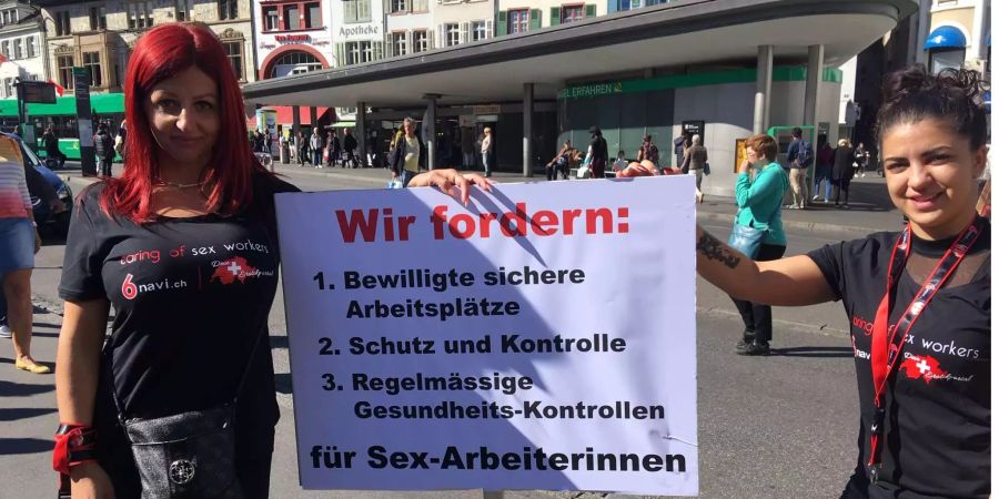 Sie fordern in erster Linie sichere Arbeitsplätze um weiter ihr Gewerbe in geschütztem Rahmen ausführen zu können. Bordellräume seien in der Stadt Basel aber nur ganz schwer zu bekommen, klagen die Sexarbeiterinnen und Immobilienvertreter.