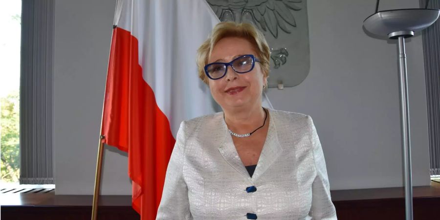 Malgorzata Gersdorf, Präsidentin des Obersten Gerichtshofs in Polen, steht vor einer polnischen Flagge.