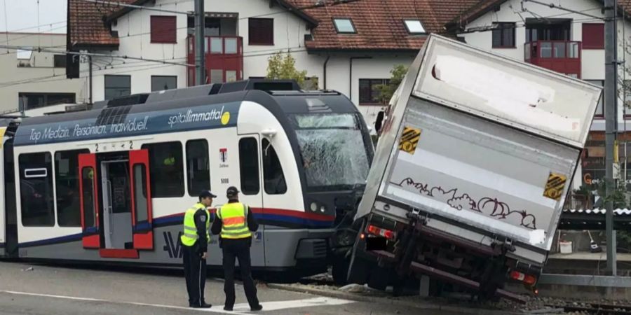 Aufnahmen der Kantonspolizei Aargau zeigen die heftige Kollision zwischen einem Zug und einem Lastwagen in Berikon AG.