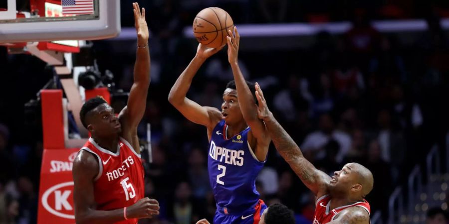 Clint Capela versucht im Spiel der Houston Rockets gegen die Los Angeles Clippers einen Ball abzublocken.