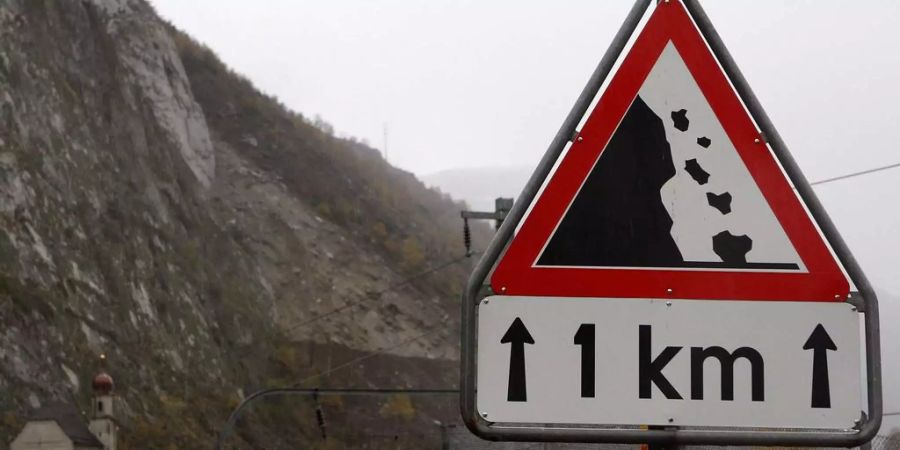 Steinschlag Warnschild vor Steinhang - Keystone