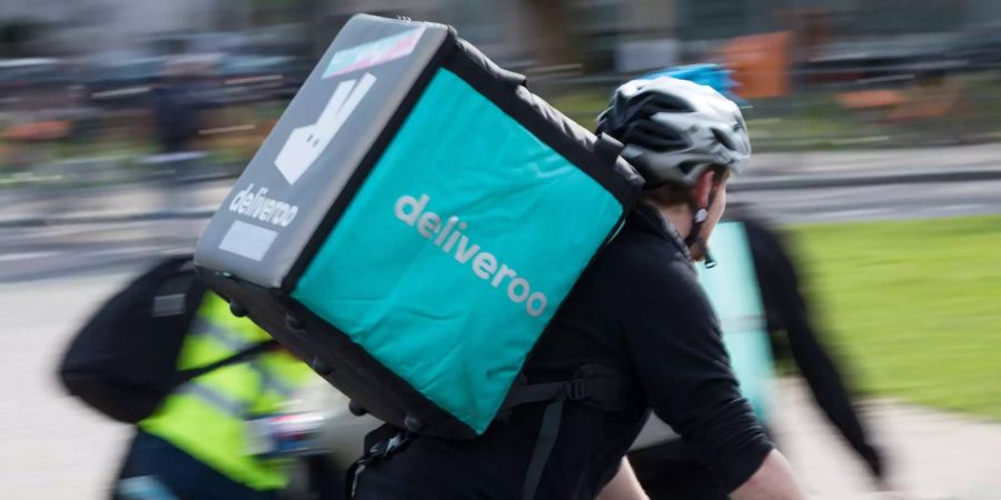 Ein Fahrer mit einer Deliveroo-Auslieferungsbox.