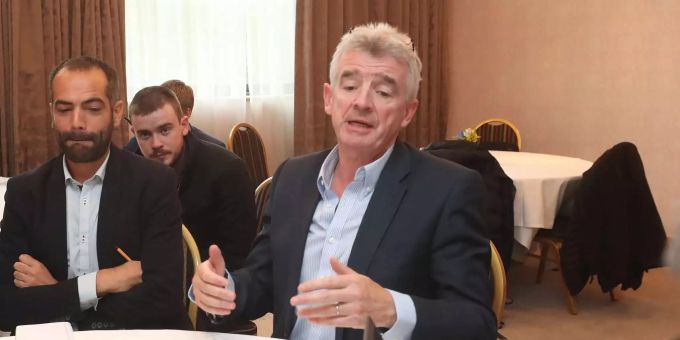 Ryanair-Chef Michael O'Leary spricht zu den Medien. Michael O'Leary