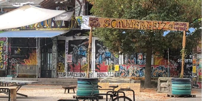 Der Skatepark befindet sich vor der Berner Reitschule. Reitschule Polizei Bern