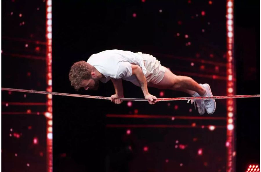 Schweizer Kandidat Elliot Peier führt waghalsige Kunststücke auf seinem Slackline vor.