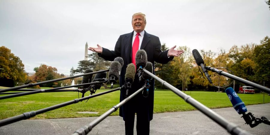 Donald Trump, Präsident der USA, spricht mit Journalisten vor dem Weissen Haus in Washington.