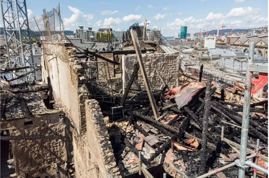 Das Gebäude beim Bahnhosplatz nach dem Brand.