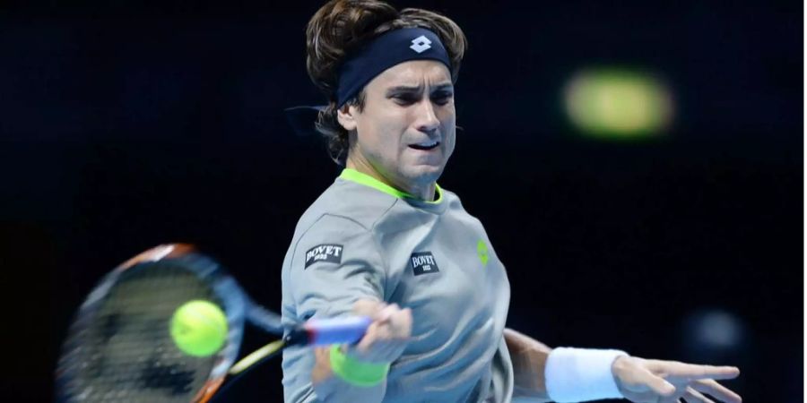 David Ferrer schlägt eine Vorhand an den World Tour Finals 2013