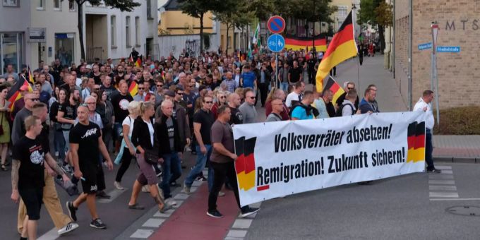 In Köthen (D) zogen rund 1400 Rechtsextreme durch die Stadt und schleppten Banner wie: «Volksverräter absetzen! Remigration! Zukunft sicher!» mit sich. In Köthen (D) zogen rund 1400 Rechtsextreme durch die Stadt und schleppten Banner wie: «Volksverräter absetzen! Remigration! Zukunft sicher!» mit sich.