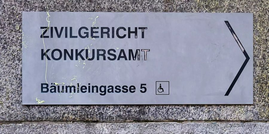 Ein Schild weist den Weg zum Konkursamt in Basel.