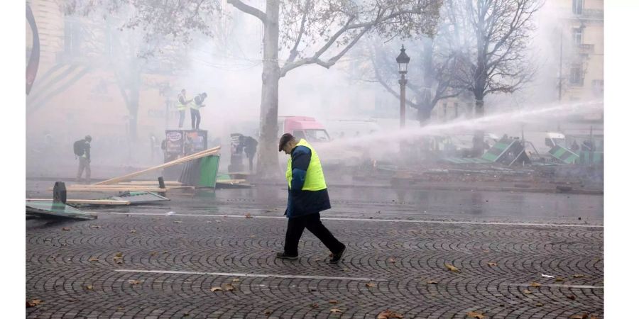 Die Polizei setzt Wasserwerfer ein.