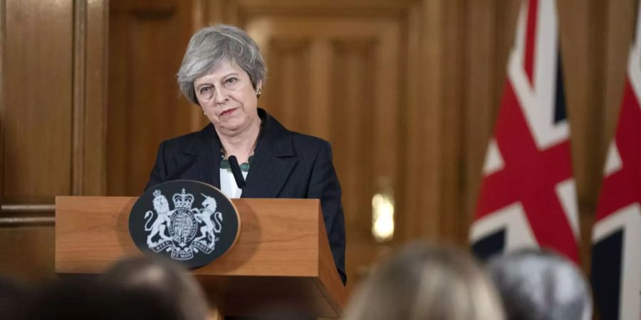 Die britische Premierministerin Theresa May  gibt eine Pressekonferenz.