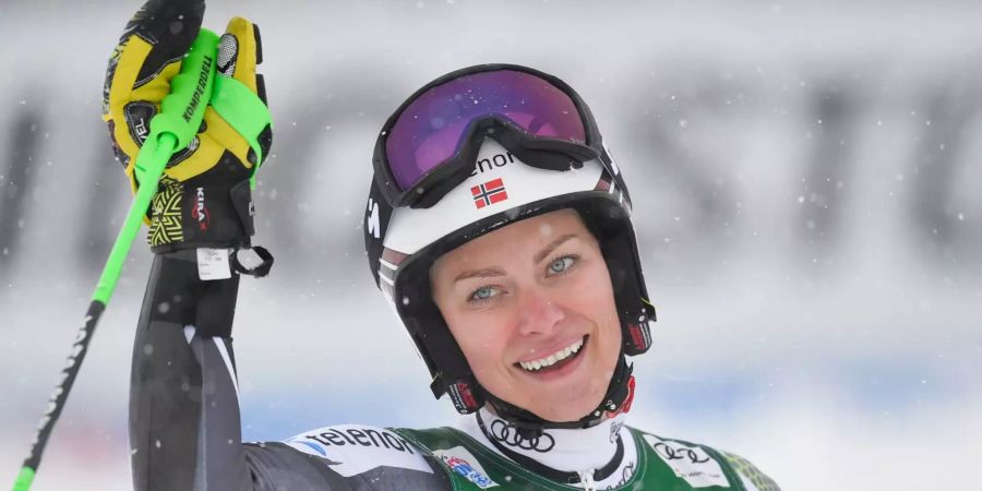 Ski-Alpin-Star Ragnhild Mowinckel winkt im Zielhang dem Publikum zu.