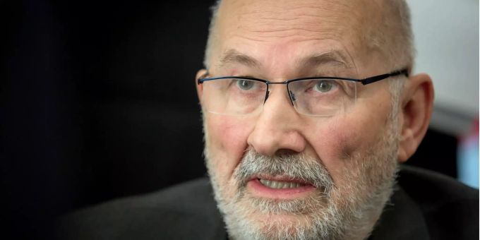 Horst Mahler sitzt vor Prozessbeginn im Budapester Stadtgericht. Horst Mahler sitzt vor Prozessbeginn im Budapester Stadtgericht.