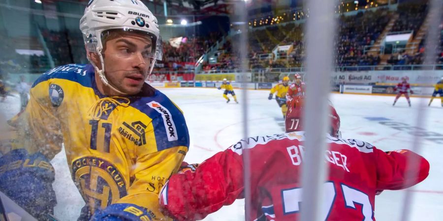 Shane Prince im Dress des HC Davos während eines Meisterschaftspiels gegen die Rapperswil-Jona Lakers.