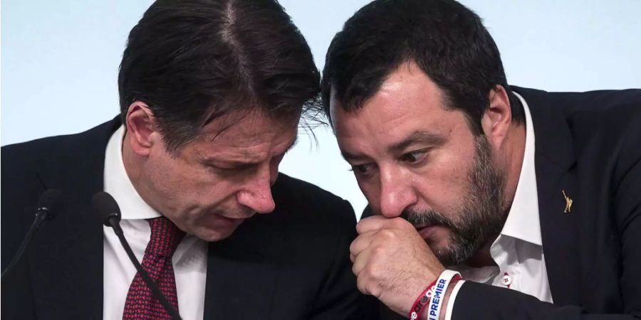 Giuseppe Conte (l), Ministerpräsident von Italien, und Matteo Salvini, Innenminister von Italien, geben eine Pressekonferenz. Die italienische Regierung hat sich auf einen Entwurf für die Haushaltsplanung für das kommende Jahr geeinigt.