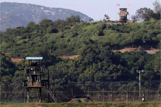 Militärische Wachposten Nordkoreas (rechts oben) und Südkoreas (links unten) sind an der Süd- und Nordkorea Grenze aufgebaut. Militärische Wachposten Nordkoreas (rechts oben) und Südkorea (links unten) sind an der Süd- und Nordkorea Grenze aufgebaut.