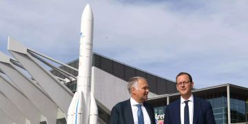Martin Günthner (SPD, r), Bremens Senator für Wirtschaft, Arbeit und Häfen und Jens Lassmann, Standortleiter ArianeGroup Bremen, stehen vor einem Modell der Ariane 6