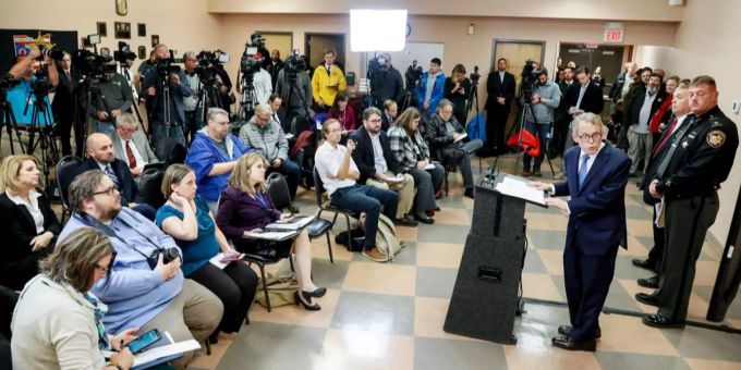 Der General-Staatsanwalt von Ohio, Mike DeWine, und der Sheriff von Pike County, Charles Reader, sprechen am Dienstag zu Journalisten. Der General-Staatsanwalt von Ohio, Mike DeWine, und der Sheriff von Pike County, Charles Reader, sprechen am Dienstag zu Journalisten.