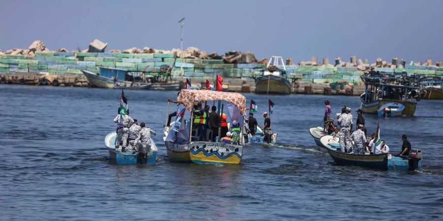 Aktivisten und Demonstranten nehmen auf Fischerbooten an der Küste zu Gaza an einem Protest gegen die israelische Blockade teil.