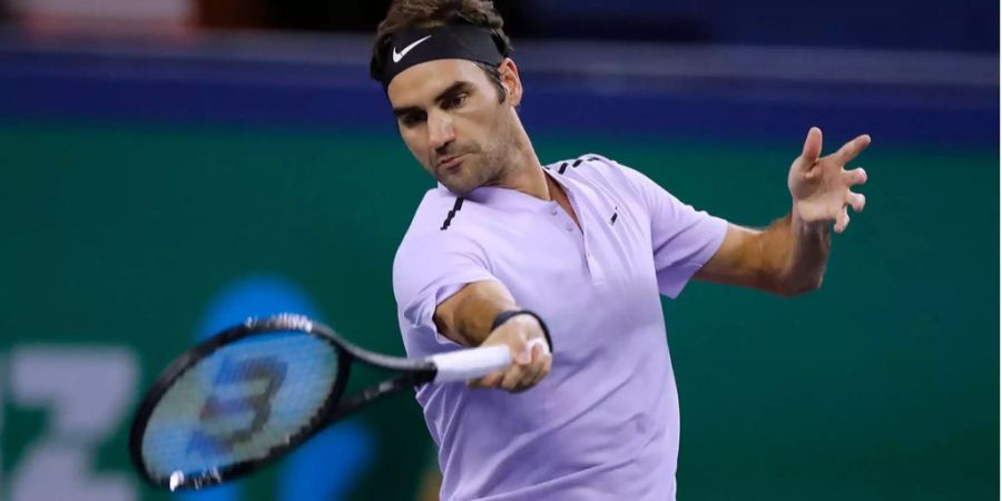 Roger Federer schlägt eine Vorhand im Final des Turniers von Shanghai 2017.