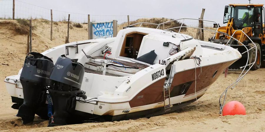 Das Boot des Vorstandsvorsitzenden von Quiksilver, Pierre Agnes, liegt verlassen am Strand.