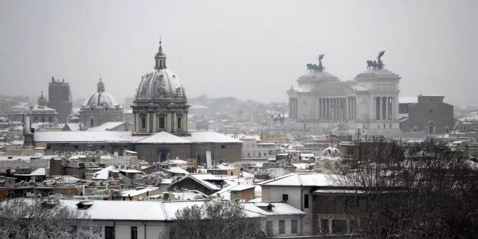 Vom Schnee bedeckt zeigt sich die römische Skyline. Vom Schnee bedeckt zeigt sich die römische Skyline.