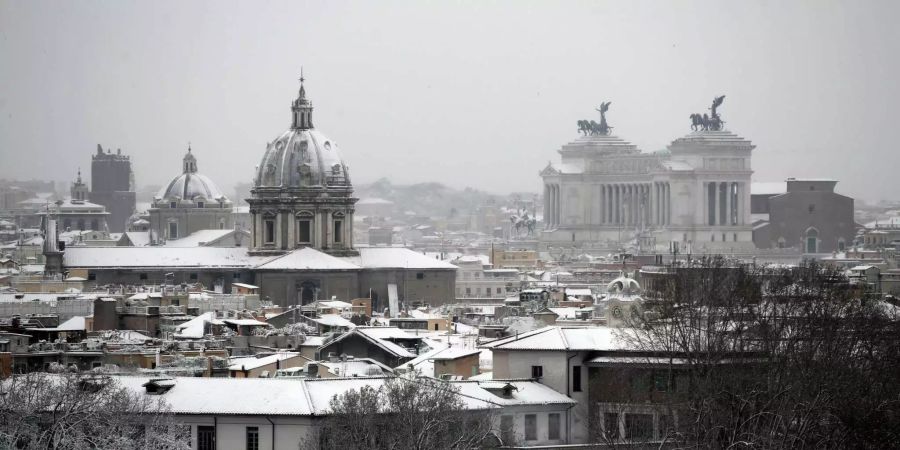 Vom Schnee bedeckt zeigt sich die römische Skyline.