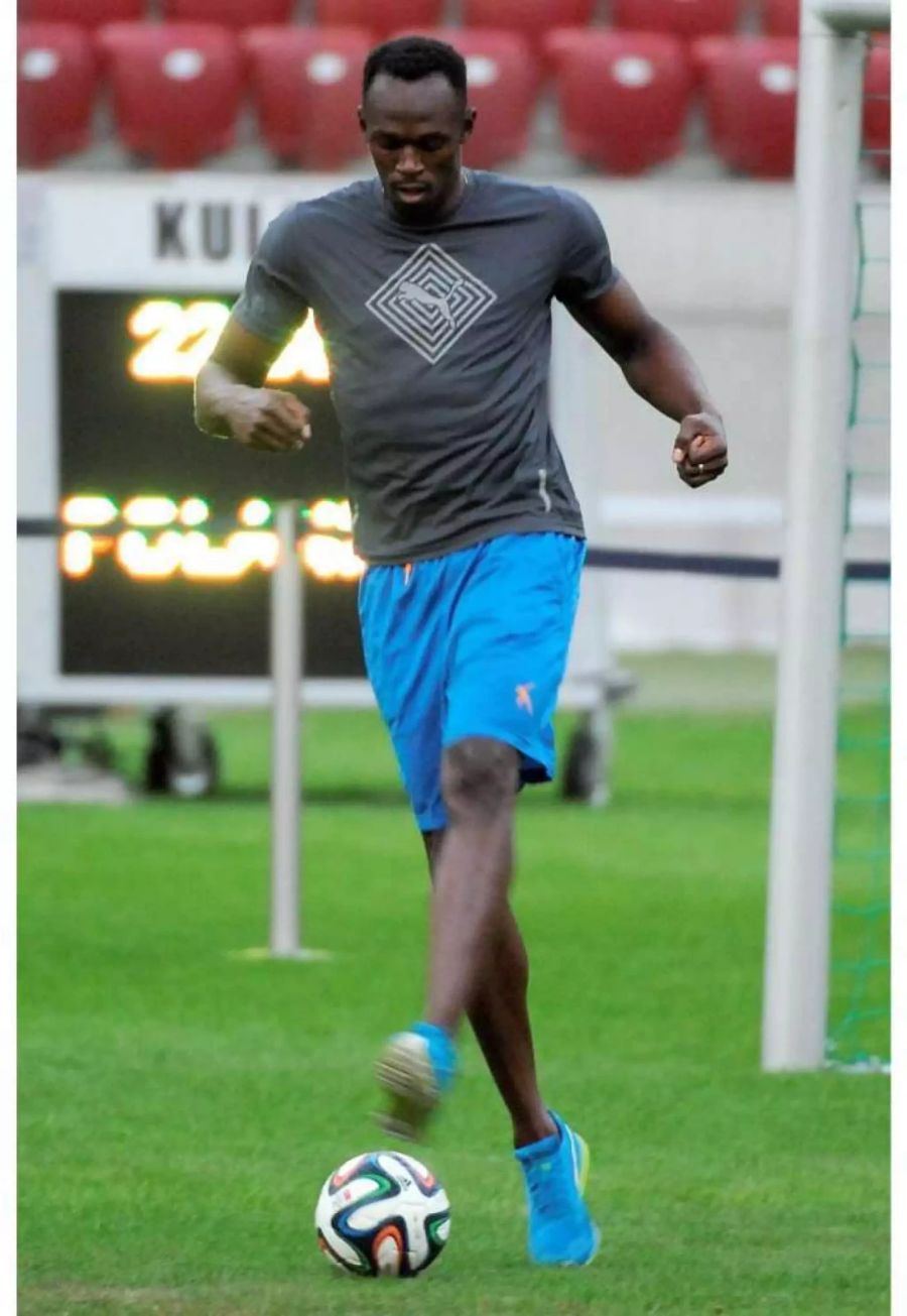 Usain Bolt beim Fussball-Training (2014).