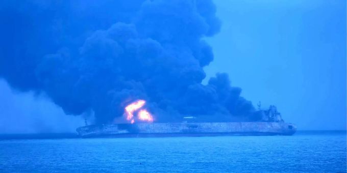 Ein Öltanker geriet vor der Küste Chinas in Brand. Ein Öltanker geriet vor der Küste Chinas in Brand.