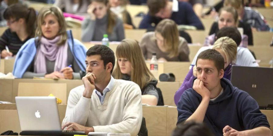 Wirtschaftsstudenten mit Master sind zu einem grossen Teil in Führungspositionen.