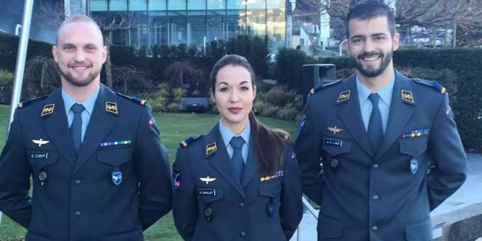 Fanny Chollet (hier im Bild mit ihren Pilotenkollegen David Zuber und Jean-Charles Linsi) wird die erste Kampfjetpilotin der Schweiz sein. Fanny Chollet (hier im Bild mit ihren Pilotenkollegen David Zuber und Jean-Charles Linsi) wird die erste Kampfjetpilotin der Schweiz sein.