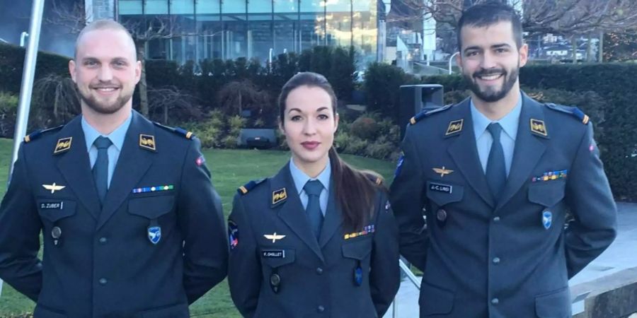 Fanny Chollet (hier im Bild mit ihren Pilotenkollegen David Zuber und Jean-Charles Linsi) wird die erste Kampfjetpilotin der Schweiz sein.