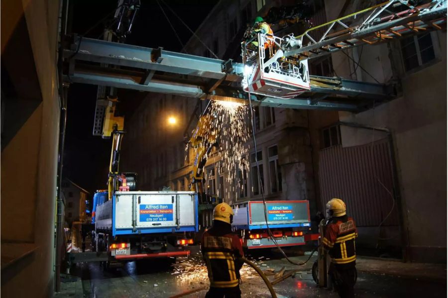 Die Strasse wurde kurz vor Mitternacht wieder für den Verkehr freigegeben.