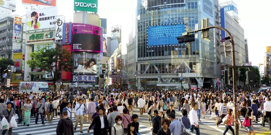 Eine 22-jährige Japanerin ist während eines Livestreams auf offener Strasse in Tokio niedergestochen worden.