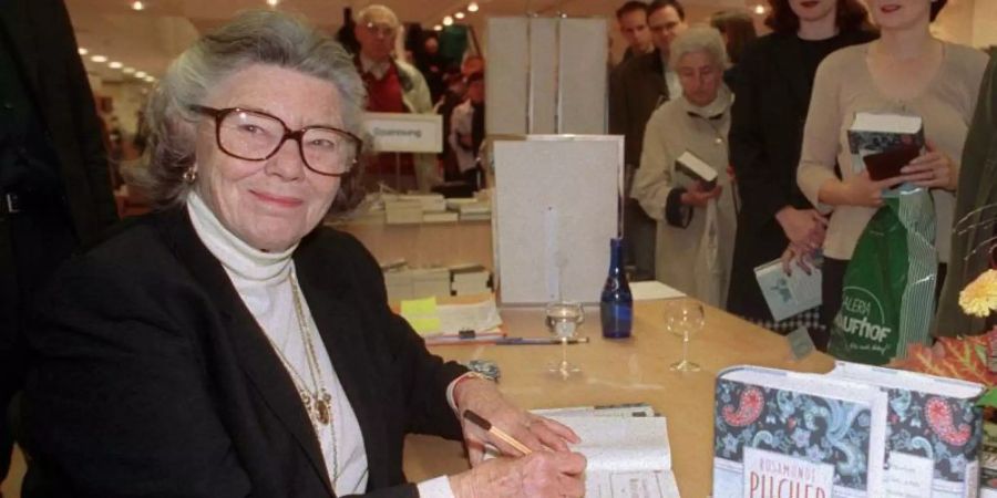 Rosamunde Pilcher signiert in einem Kaufhaus in Frankfurt ihr Buch «Wintersonne». Foto: Heinz Wieseler/Archiv