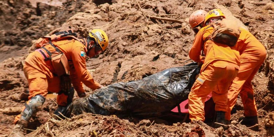 Feuerwehrleute bergen eine Leiche in Brasilien.