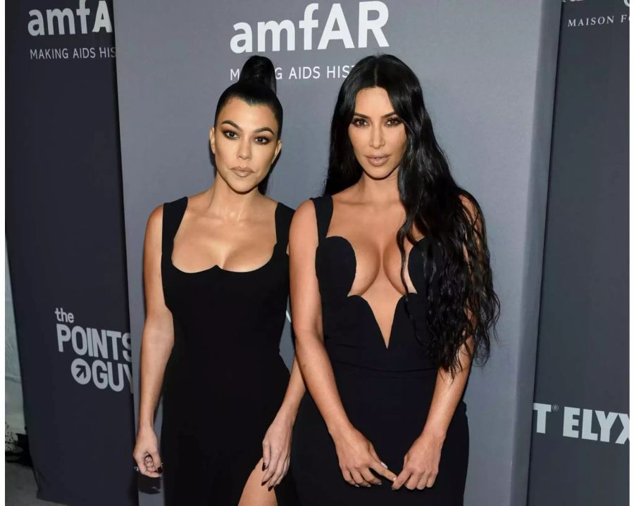 Die beiden-Kardashian Schwestern Kourtney (39) und Kim (38) kamen im Partnerlook. Nebst der gleichen Farbe entschieden sich beide für gewagten Ausschnitte.