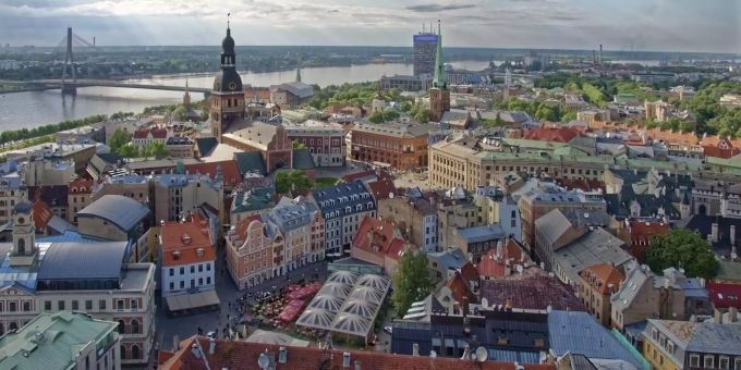 In Lettland sind bislang unbekannte Filmaufnahmen aufgetaucht. Ein Ausblick auf die Hauptstadt von Lettland, Riga.