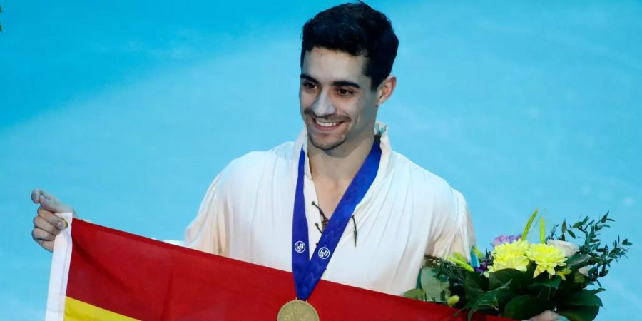 Der Sieger Javier Fernandez aus Spanien bei der Siegerzeremonie.