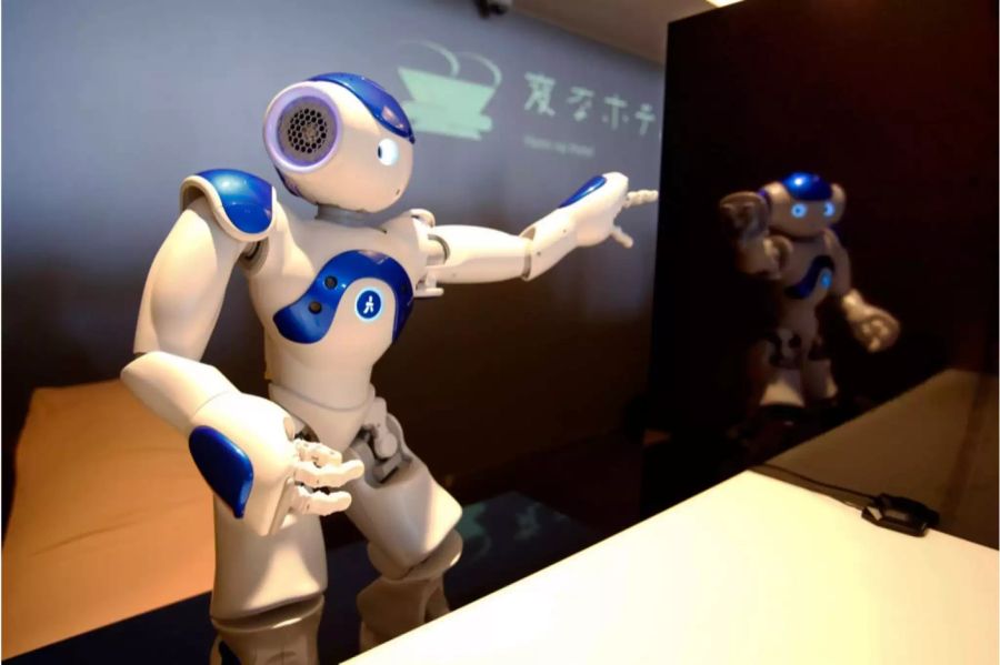 Auch dieser Roboter-Mann soll den Gästen im «Henn-na» das Leben erleichtern.