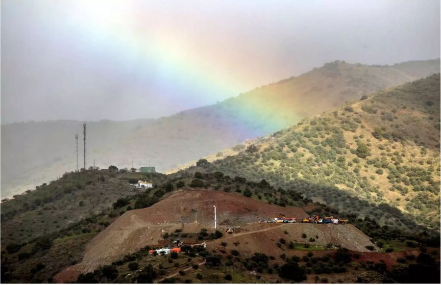 Ein Regenbogen über den Rettungsarbeitern in Malaga.