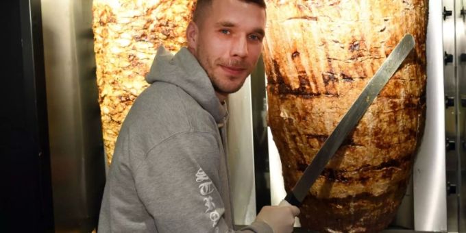 Lukas Podolski in seinem Dönerladen. Lukas Podolski Roboter
