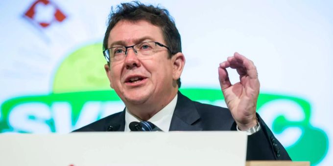 Schweizerische Volkspartei-Präsident Albert Rösti spricht an der Delegiertenversammlung am 25. August 2018 in Unterägeri. Schweizerische Volkspartei