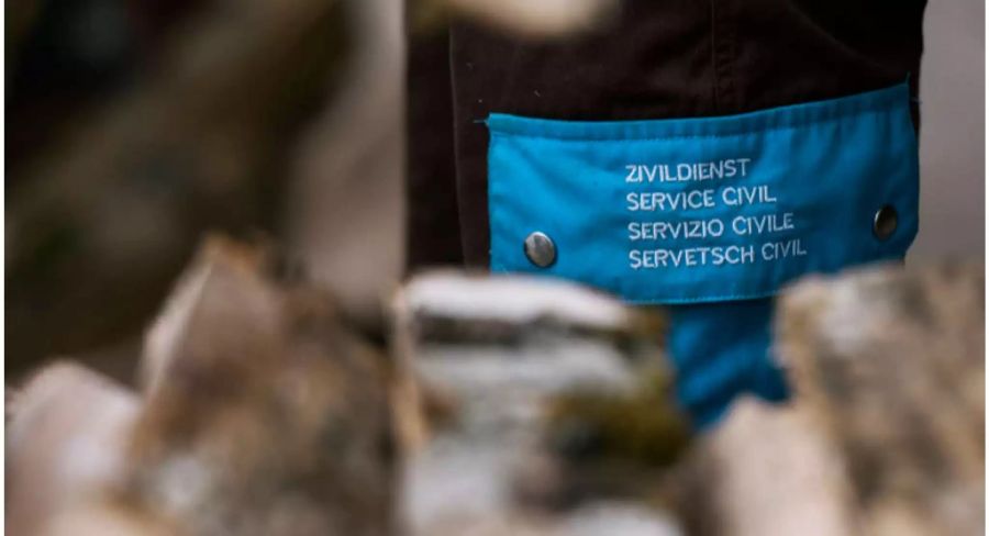 Das Logo des Zivildiensts auf einer Arbeitshose.