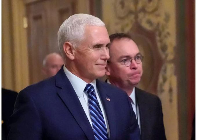 Mike Pence (l), Vizepräsident der USA, geht mit Mick Mulvaney, amtierender Stabschef des Weissen Hauses, durchs Kapitol. Pence und Mulvaney