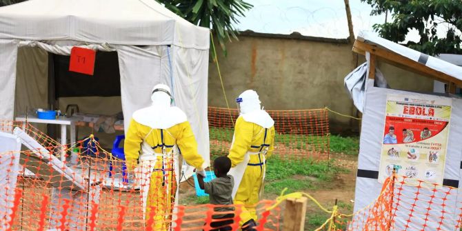 Ein Kind in einer Ebola-Klinik.