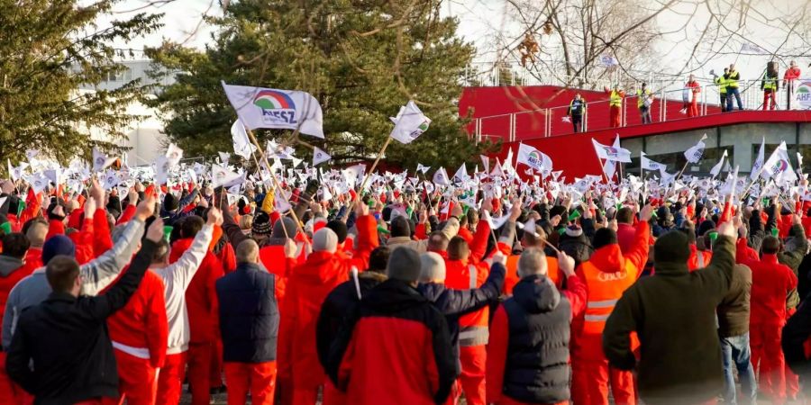 Gewerkschaftsmitglieder demonstrieren auf dem Audi-Werksgelände.