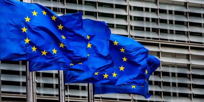In der EU werden ab 1. Januar Steuerschlupflöcher gestopft. EU Flaggen vor der europäischen Komission.