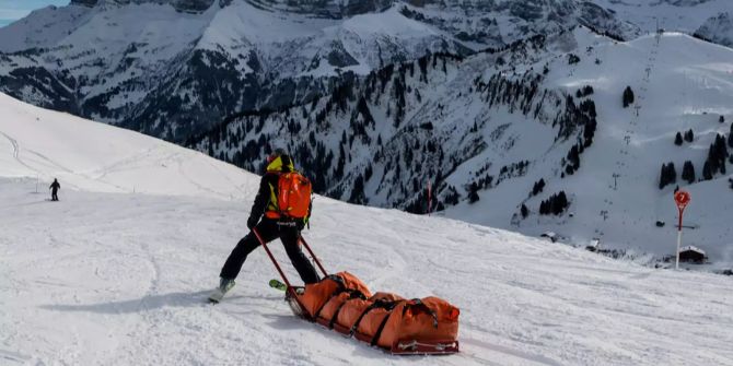 Rettungsschlitten auf der Piste